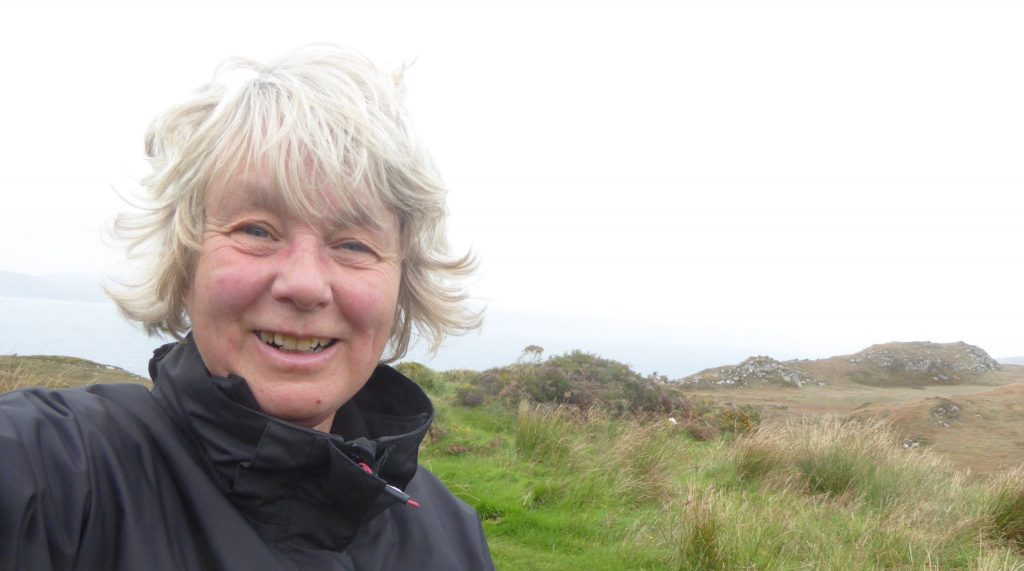 Helen IJsselmuiden aan het wandelen in de duinen
